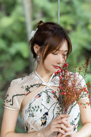 年轻的女孩在办公室被老板c