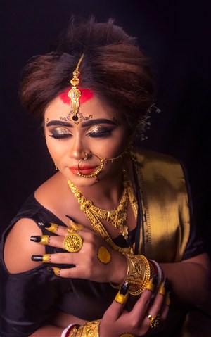 父亲缓慢而有力的撞着女儿