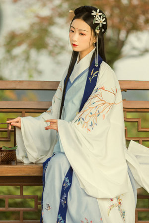 李伟杰含着她的乳奶揉搓揉